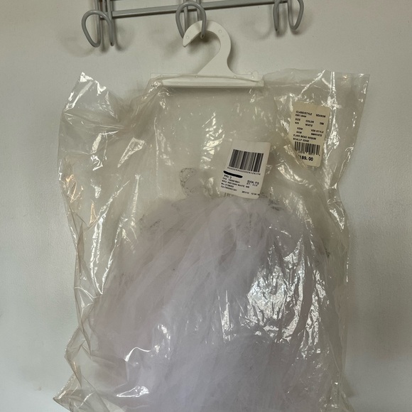 NWT- David’s Bridal Two-Tiered Fingertip Length Wedding Veil - Picture 7 of 8